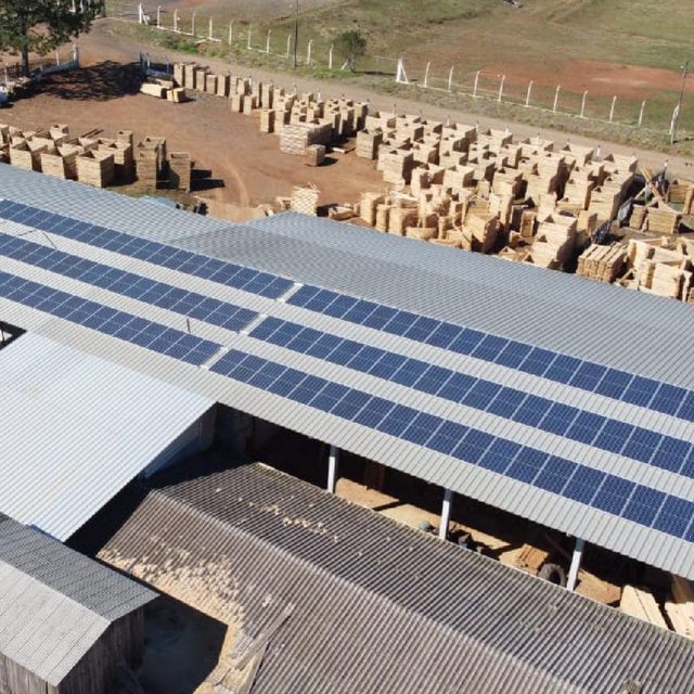 Sistema de 13,08 kWp, com 24 módulos instalados em Manaus/AM