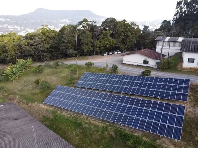 Sistema de 2,43 kWp, com 5 módulos instalados em Carazinho/RS