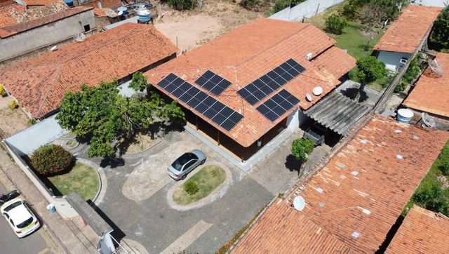 Sistema de 2,43 kWp, com 5 módulos instalados em Carazinho/RS