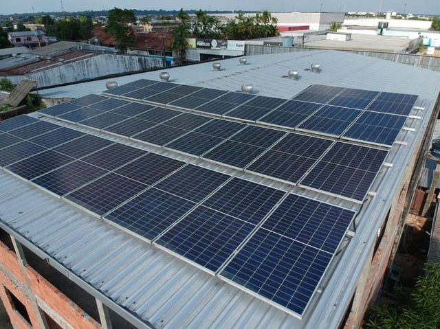 Sistema de 12,60 kWp, com 25 módulos instalados em Manaus/AM