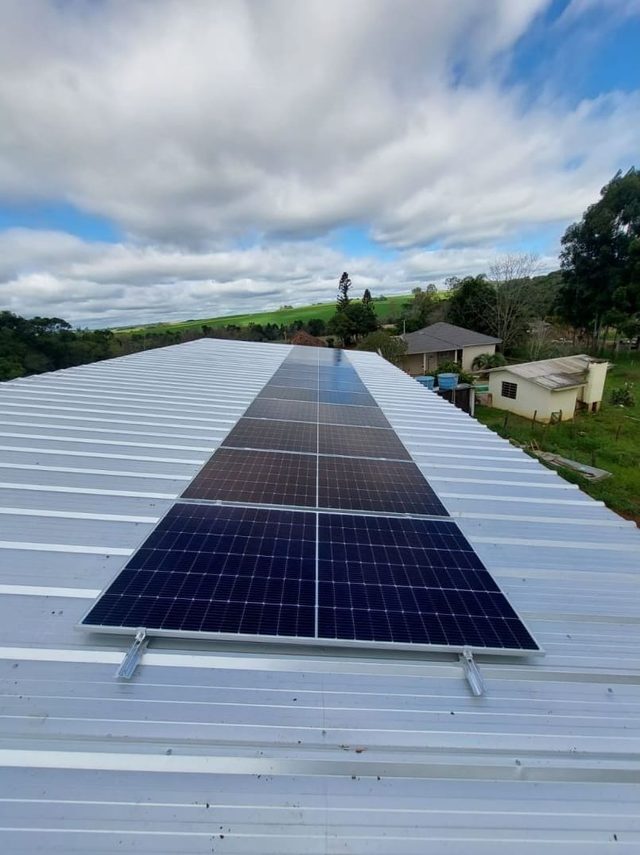 Sistema de 7,08 kWp, com 11 módulos instalados em Não-Me-Toque/RS