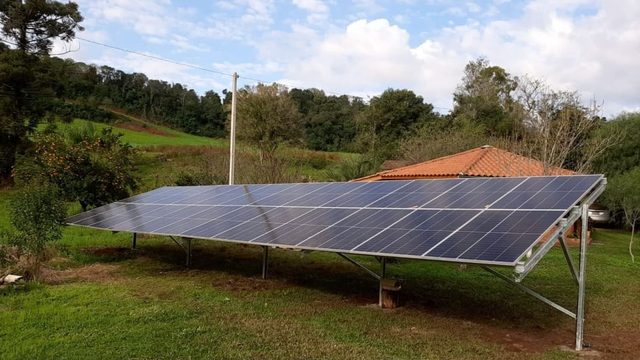 Sistema de 2,43 kWp, com 5 módulos instalados em Carazinho/RS