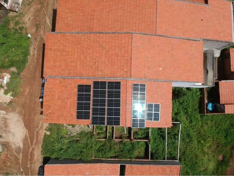 Sistema de 10,35 kWp, com 18 módulos instalados em Patos de Minas/MG